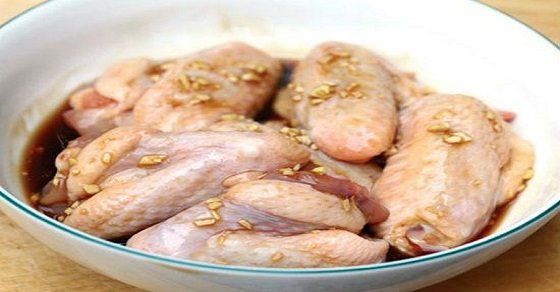 Trộn đều bột vào cánh gà để ngấm gia vị