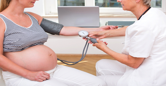 Các mẹ cần thường xuyên kiểm tra sức khỏe để sớm phát hiện nếu bị huyết áp thấp